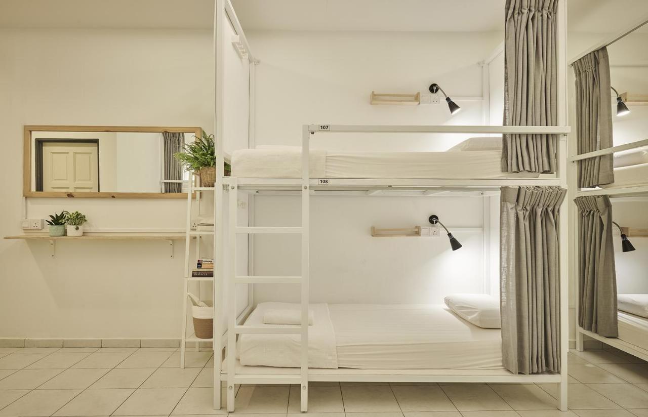 Sleepy Nomad Guesthouse Malacca Екстериор снимка